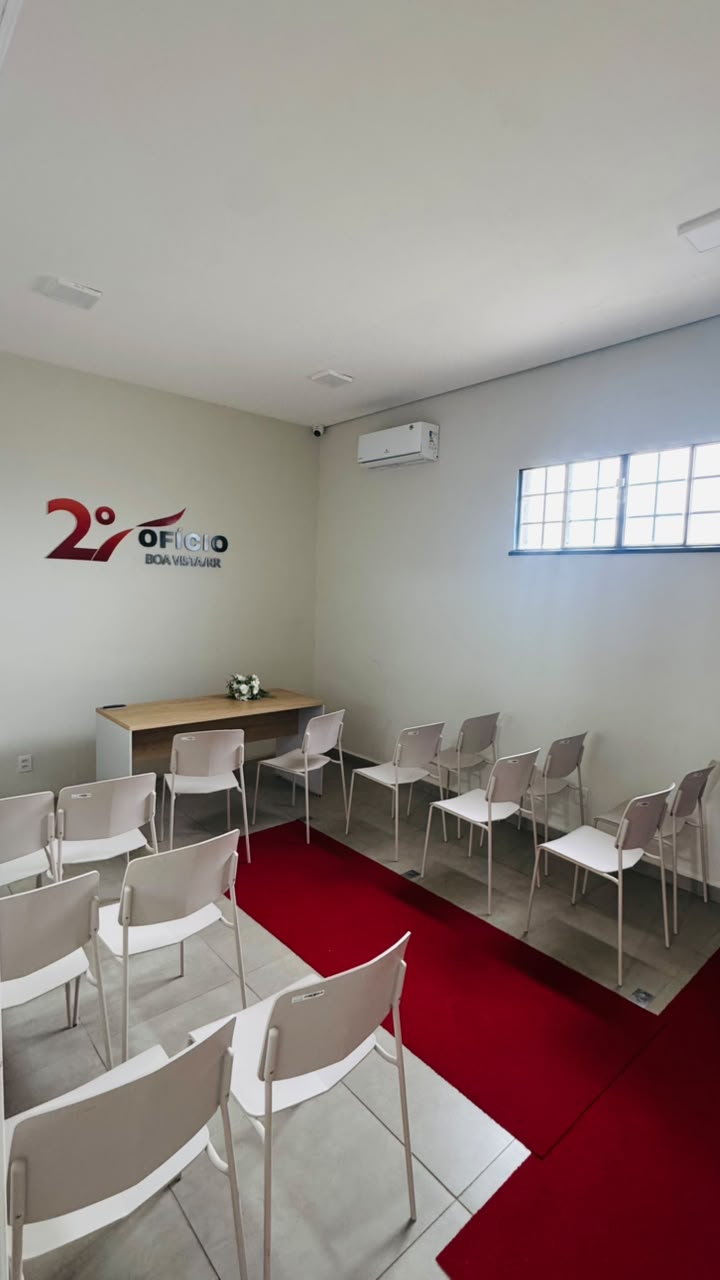 Sala de celebração de casamento civil com tapete vermelho do Cartório do 2º Ofício